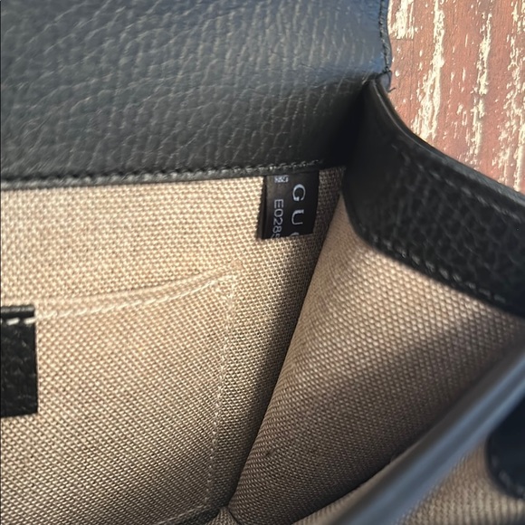 Gucci Black Crossbody Bag with Chain Strap and Iconic Logo - Picture 5 of 12